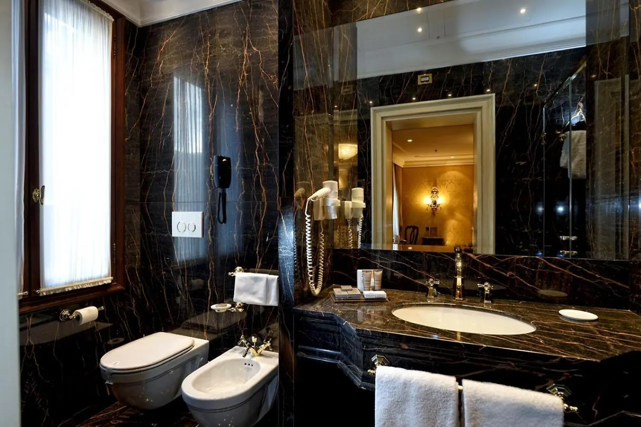 Hotel Ai Reali - Small Luxury Hotels Of The World Venezia 4*,